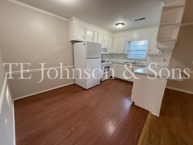 Photo - Charming 3-Bedroom with Fireplace & Modern...