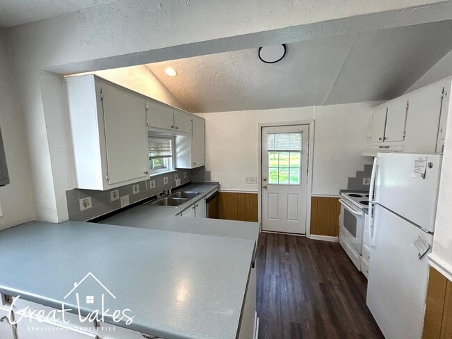 Photo - Fabulous 2 bedroom / 1 bathroom, 2-story home now available for rent!