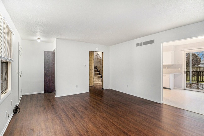 Photo - 5849 Meredith St