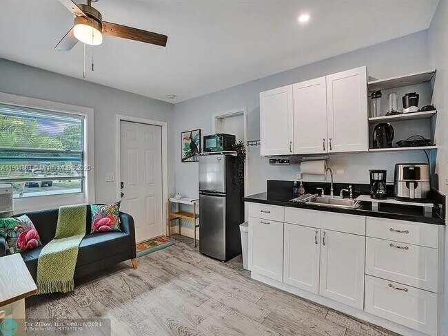 Building Photo - 1500 NE 4th St Unit 1B