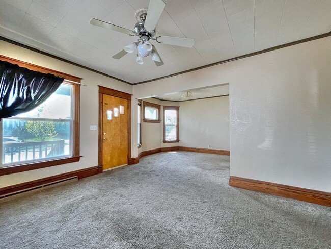 Building Photo - Huge 4 Bedroom 2 Bath Single Family with Central Air!