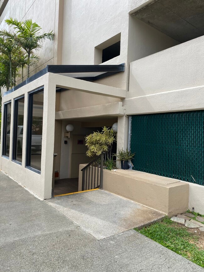 Bldg entrance - 2916 Date St Unidad 19J