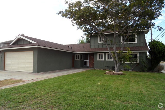 Building Photo - Spacious 6 Bedroom, 3 Bathroom, Single Fam... Rental