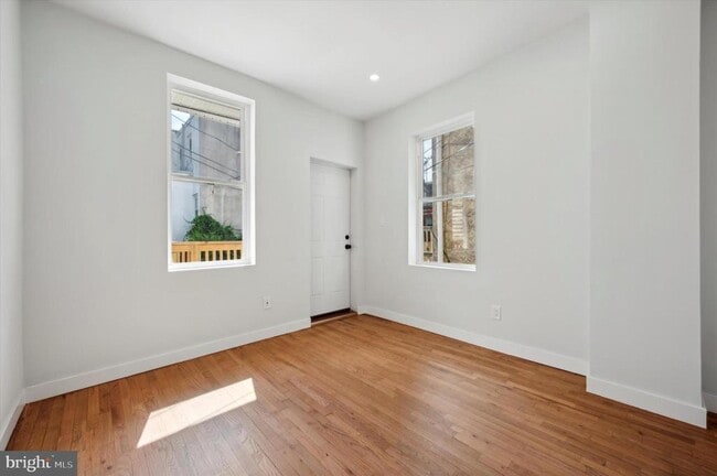 Photo - 647 N 33rd St