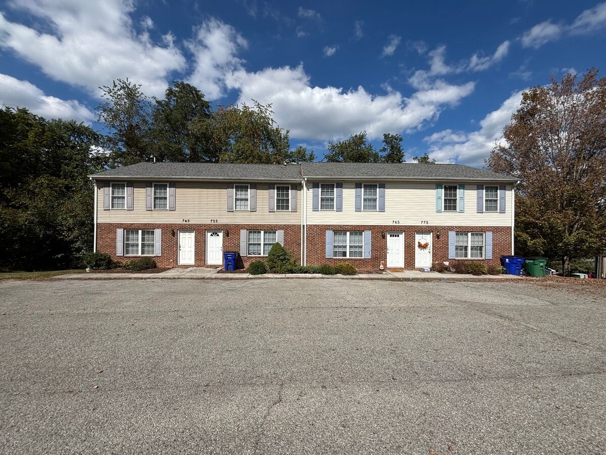 Photo - 755 E Main St