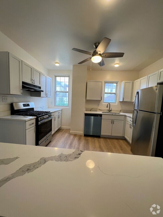 Building Photo - Newly renovated spacious 4 bedroom home in...