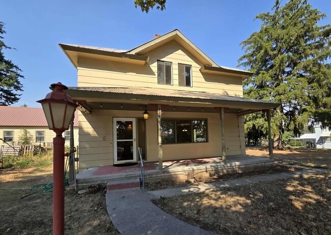 Building Photo - Large 4 Bedroom 2 Bath in Quaint Waterville Rental