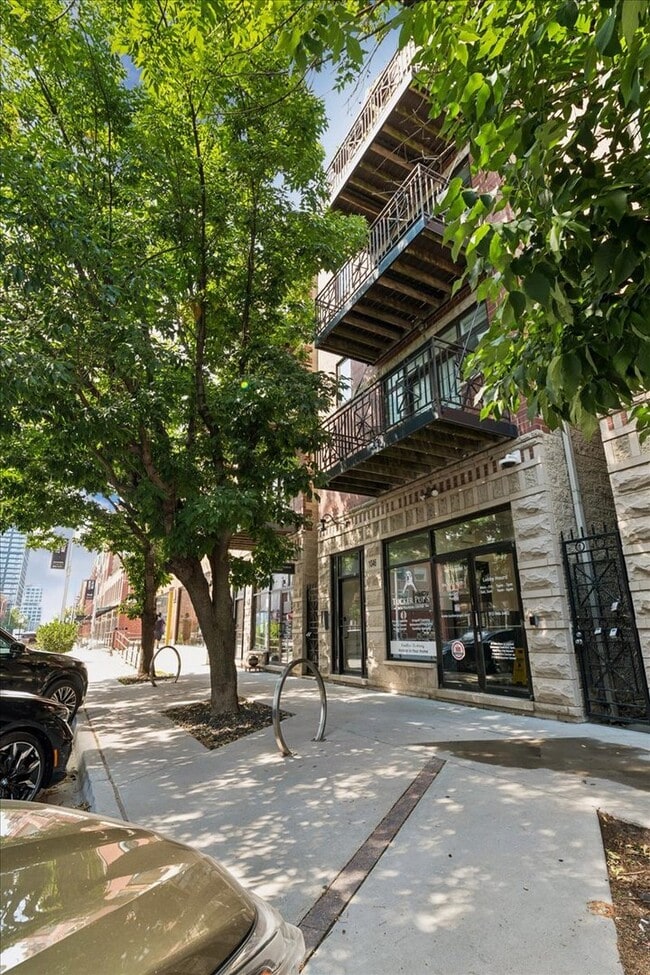 Building Photo - 1046 W Fulton Market Unit 3