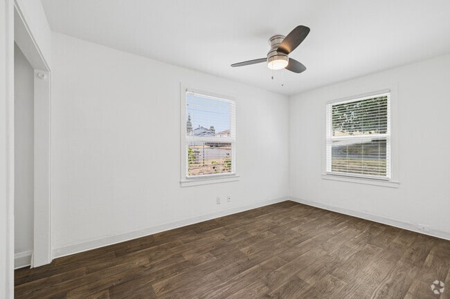 3BR, 1BA - 964SF - Bedroom