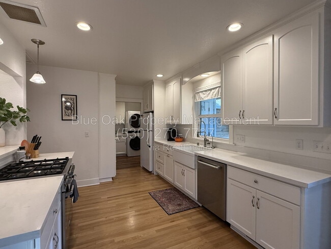 279 E Sacramento Ave
