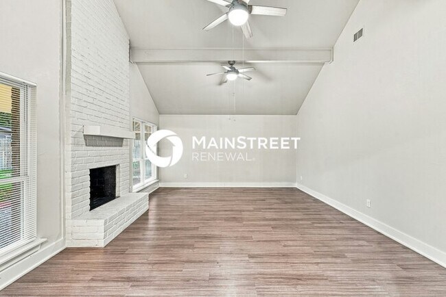 Photo - 4 Bedroom Pet-Friendly Home in Houston, TX with Main Street Renewal