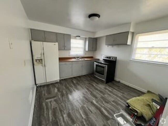 Building Photo - 8001-8003 W Villard Ave Unit Upper Rental