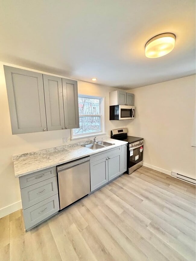 Building Photo - Beautifully Renovated 3-Bedroom, 2-Bathroom Apartment! Unit B