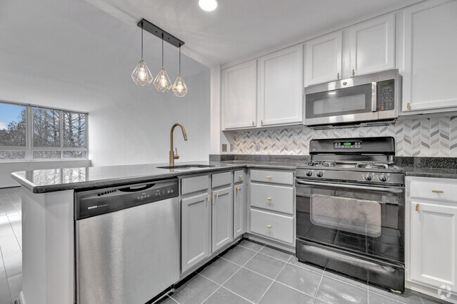 Building Photo - Modern 1-Bed Condo in Prime SW DC Unit 615