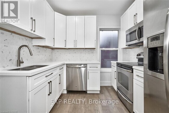 Photo - 734 Cannon St E