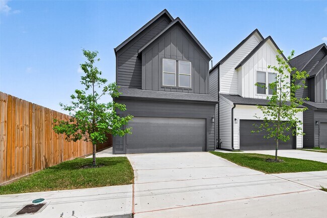 Photo - 7422 Maxroy St