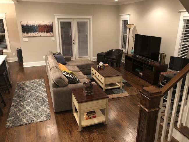 Photo - 1011 Everett Pl