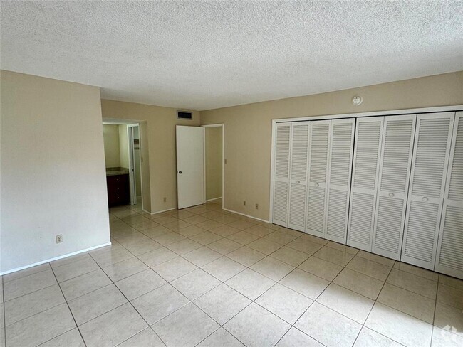 Building Photo - 2601 S Palm Aire Dr Rental