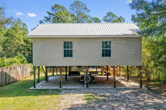 Building Photo - Cute 2 Bedroom 1 Bathroom home in Bay Sain...