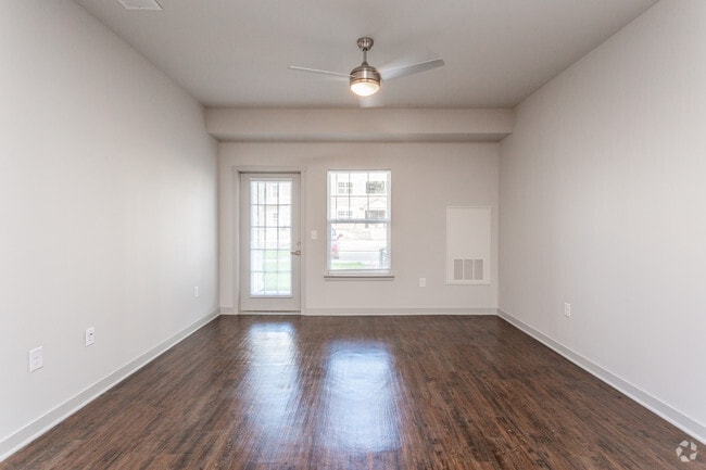 1BR, 1BA - 743 SF - Living Room