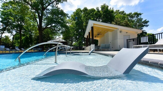 Swimming Pool with Sundeck - Eastwood Greene Rental