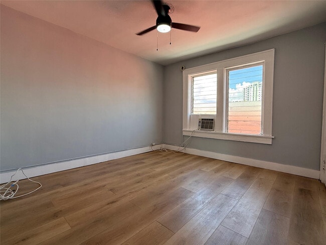 Building Photo - 1621 Van Buren St Unit 7