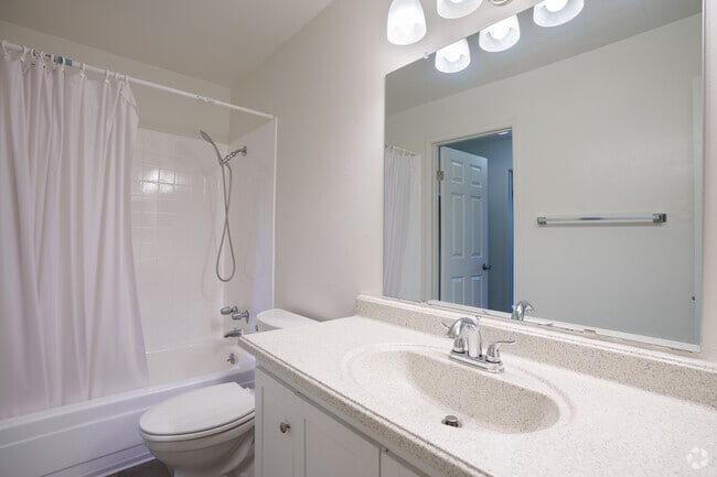 2BR, 1.5BA - 993SF - Bathroom