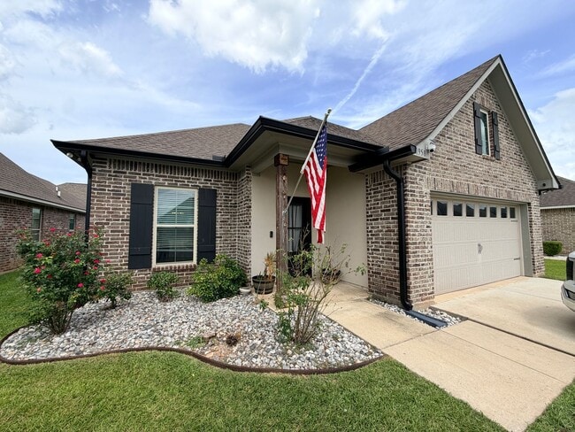 Building Photo - Gated Community with community pond.... Minutes to Barksdale Air Force Base...