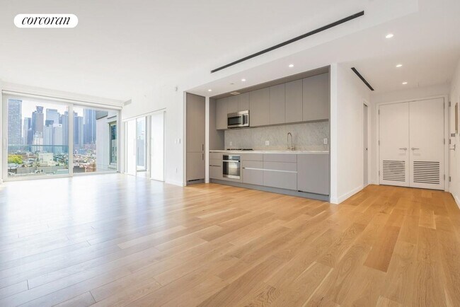 Photo - 547 W 47th St