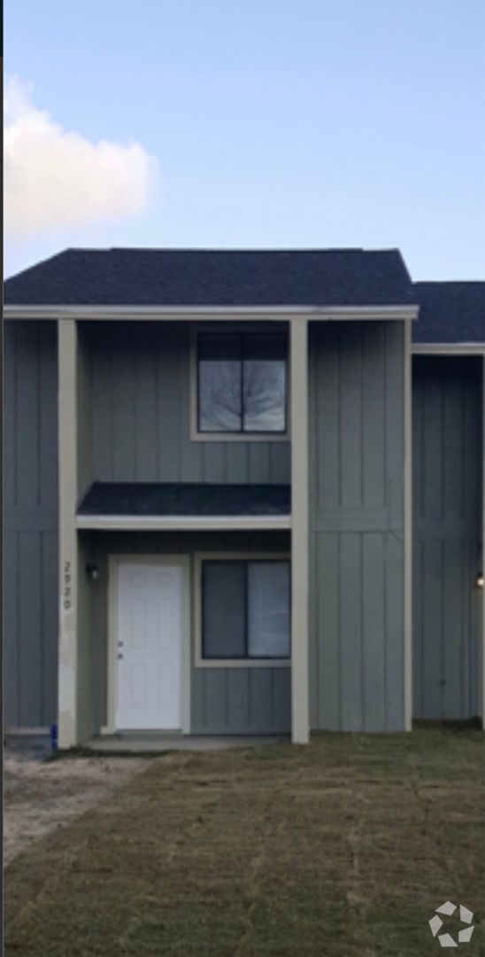 Building Photo - COMPLETELY UPDATED 2 Bedroom 1.5 bath town... Rental