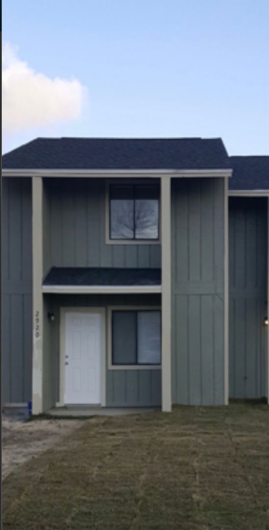 Building Photo - COMPLETELY UPDATED 2 Bedroom 1.5 bath town... Rental