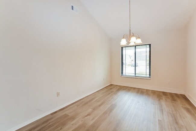 Photo - 748 Tomlinson Terrace