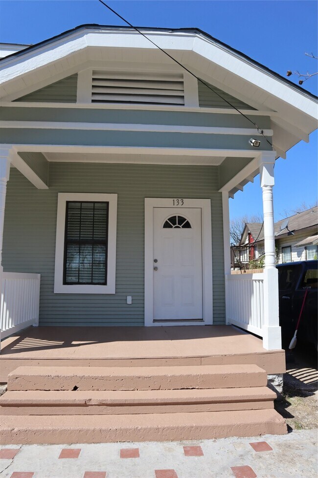 Building Photo - 131 N Maplewood St