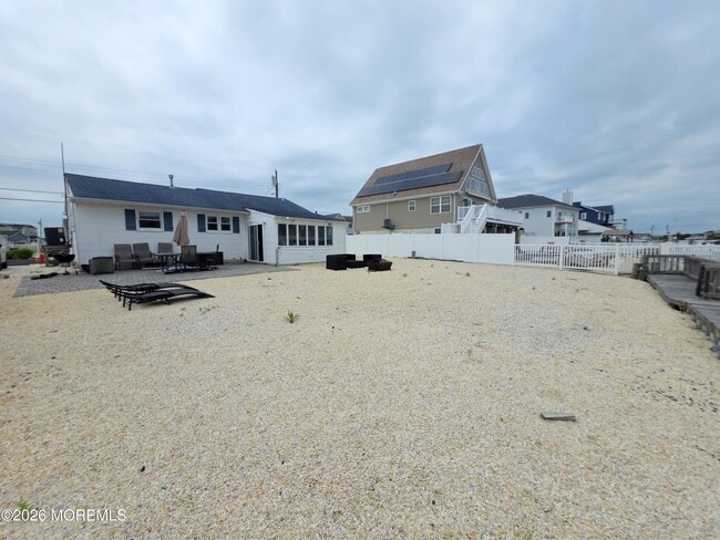129 E Raritan Dr