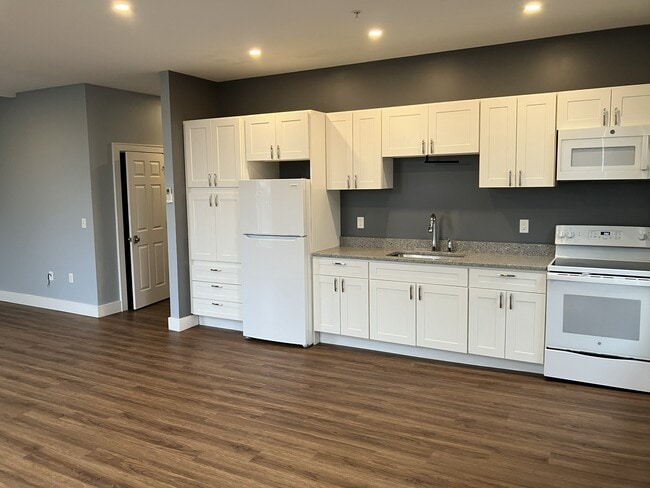 Apt A - 10 S Lake Ave Unit Apt B