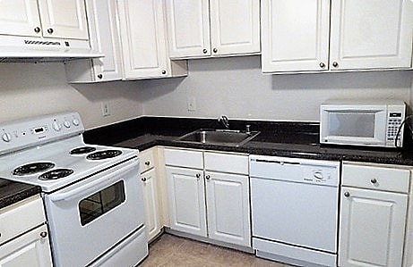 Chasemont Apartments - Kitchen 1