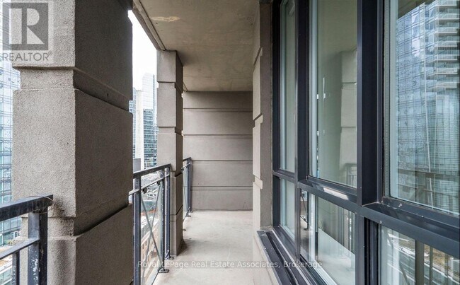Photo - 140 Simcoe St Unit 1512