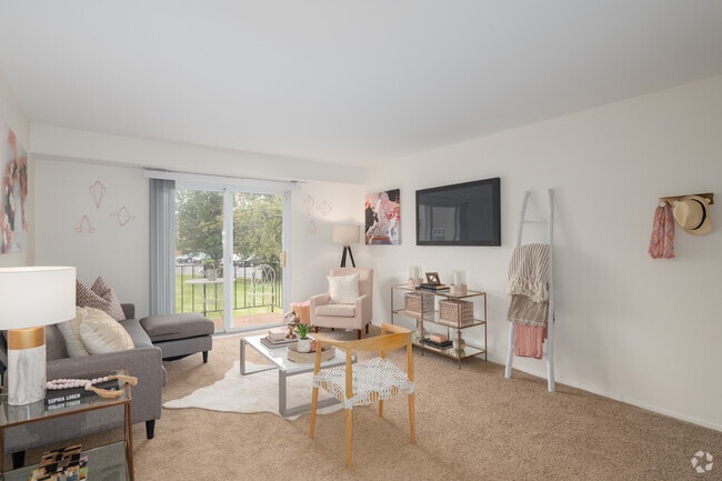 2BR, 2BA - 899SF