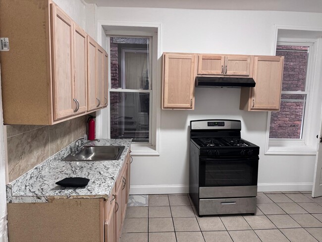 Building Photo - 373 Morris Ave Unit 2