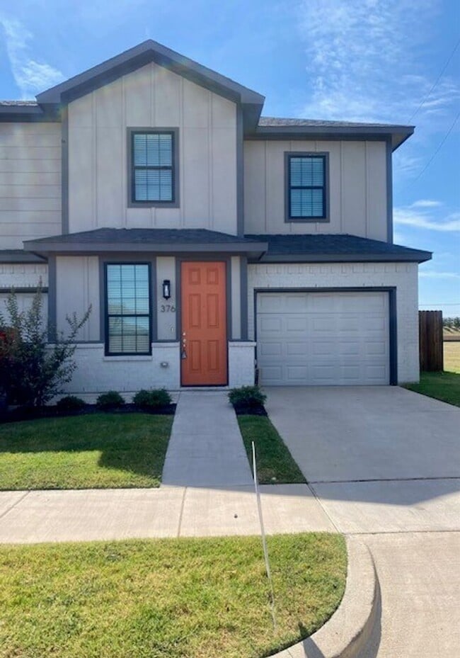 Building Photo - Large Townhome on corner lot