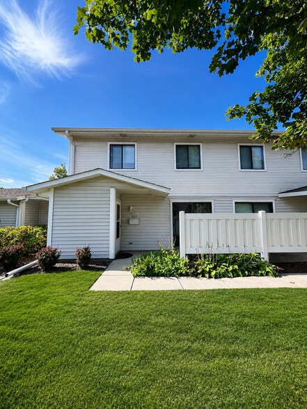727 Whitesail Dr
