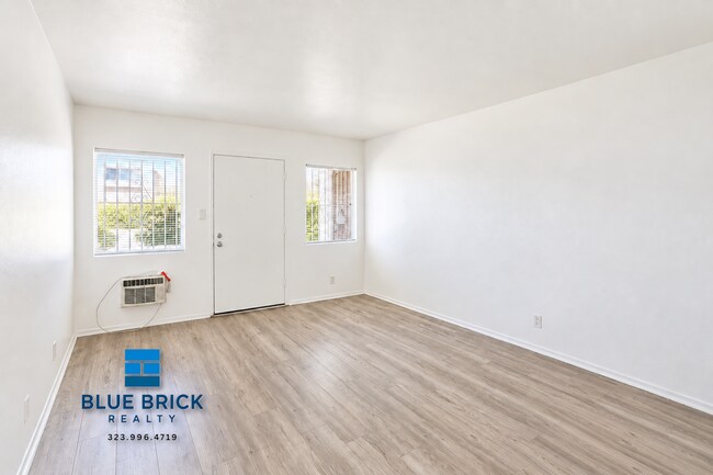 Building Photo - 7117 Fulton Ave Unit 2