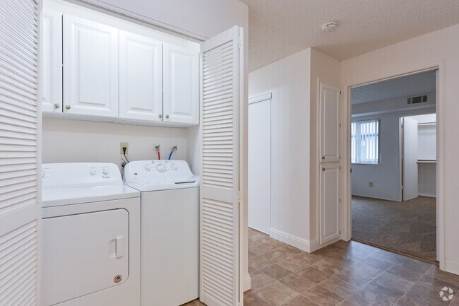 2BR, 2BA - 956SF - Diningroom/Laundry - Mission Bay Apartments