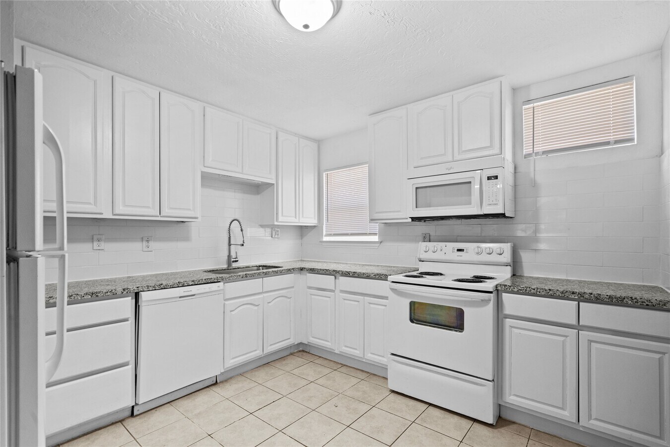 Photo - 918 Winnie St