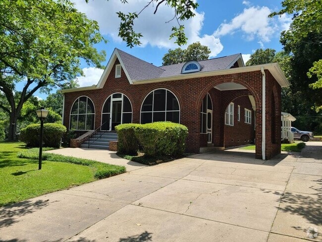 Building Photo - Renovated 3 Bedroom and 2 Bathroom availab... Rental