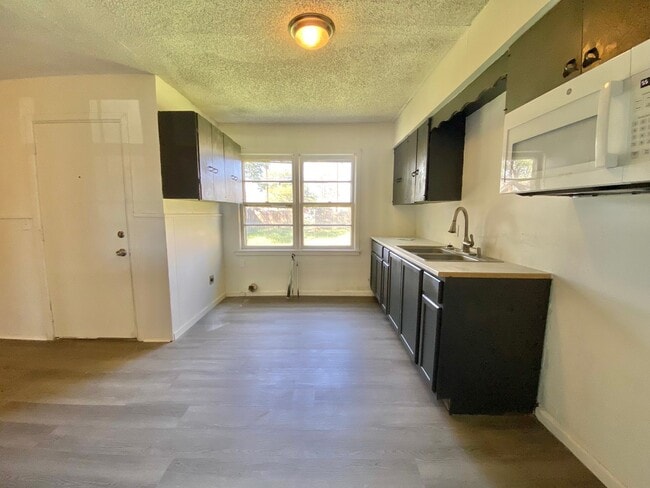 Photo - New remodeled 3 bed 1 bath available now