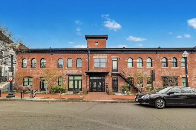 Building Photo - Top Floor 1 bed  + 1 bath Condo in DC // Fantastic Views