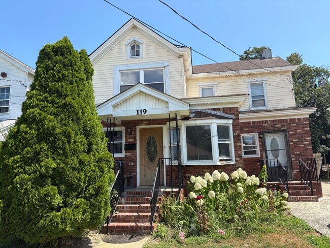 Building Photo - Large 5 Bedroom 2 Bathroom Single Family H... Rental