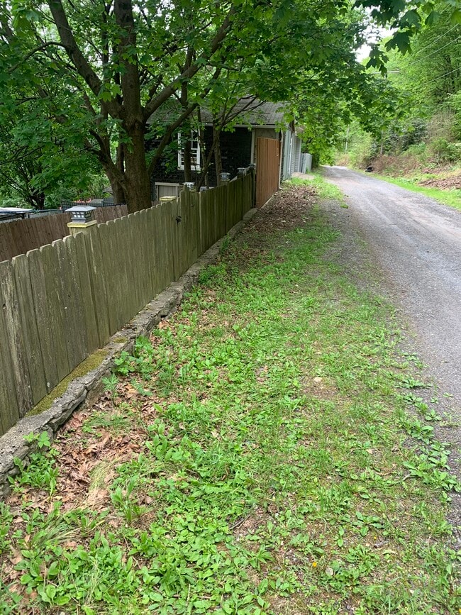 Photo - 421 E Railroad St