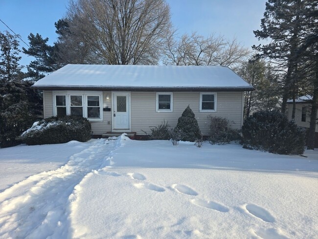 Building Photo - Beautiful 3 Bedroom Ranch - Norwin School District - Available Immediately